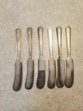 WM Rogers Homestead Silverplate butter spreaders. Set Of 6 Monogram A4