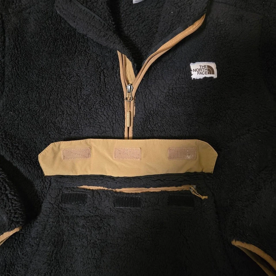 Moletom com capuz de lã The North Face Campshire preto e bronzeado - Imagem 2 de 3