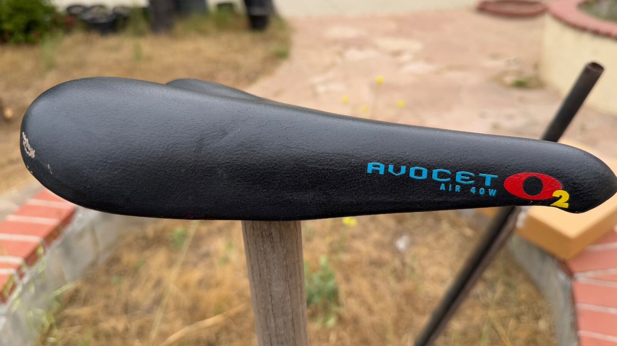 Avocet O2 Air 40W Saddle Titanium Rail Black Leather Racing