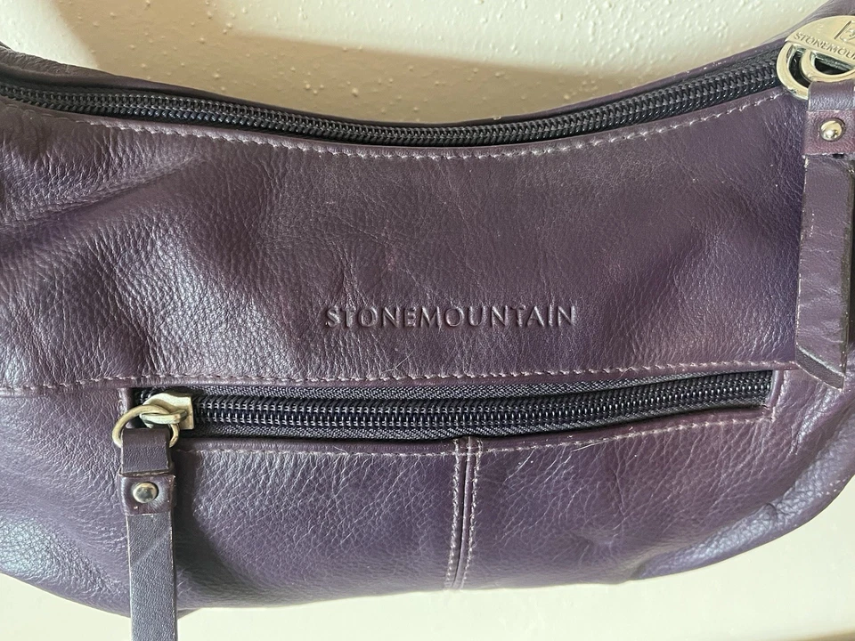 Bolso de Hombro Stone Mountain Retro Cuero Guijarro Púrpura Logo Plateado Herrajes Foto 3 de 4