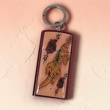 Llavero flash tatuaje rosa tigre vintage caja escondida encendedor parecido Y2K