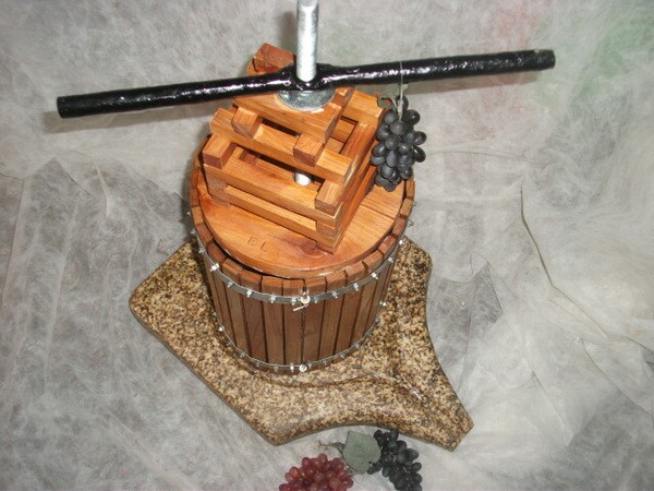 PRENSA de vino. Artesanal. Tamaño 1. Madera y Granito. 65 cms. Color roble
