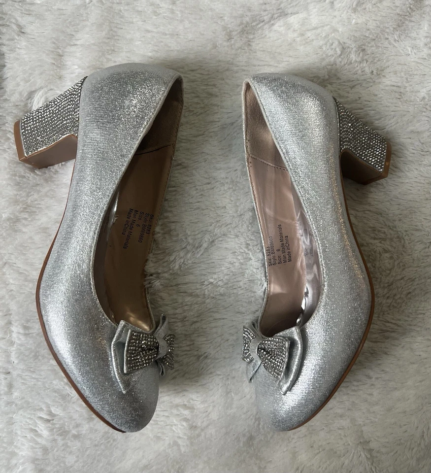 Badgley Mischka Silver Block Heel Glitter Pump heels with Bow size 6 Beautiful - Image 2 of 4