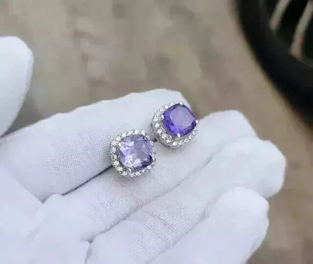 Aretes de amatista moissanita corte cojín de 2 quilates enchapados en oro blanco de 14 quilates Foto 4 de 4