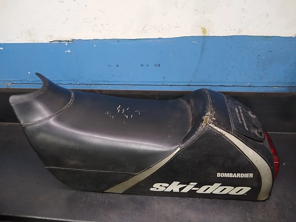 Asiento Ski-Doo Legend Grand Touring 380F 550F 600 700 800 02-04 24011710 Foto 2 de 4