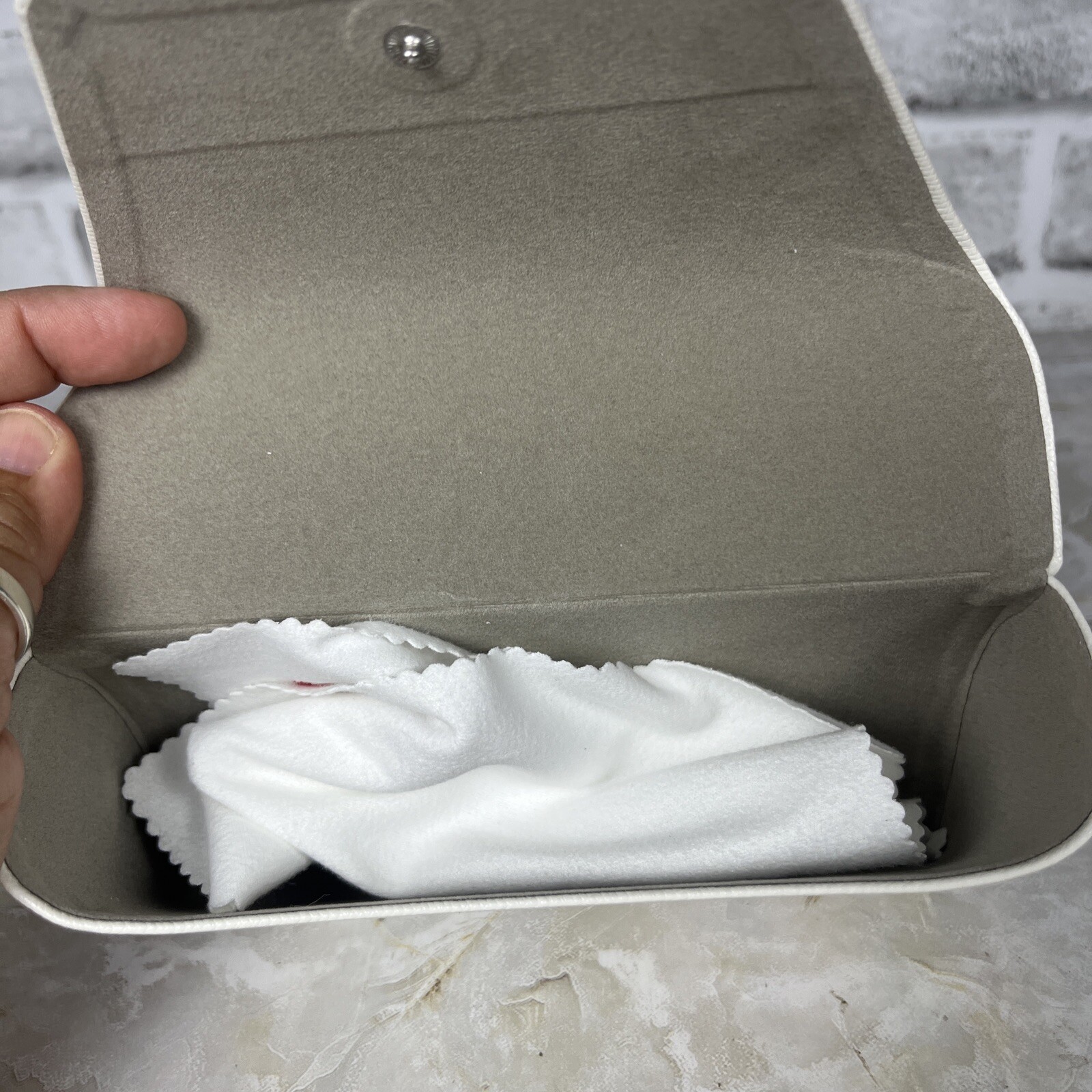 Michael Kors’s Authentic Glasses Case With Cleaning Towel thumbnail 4