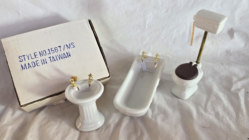 NEW Vintage New 3 Piece Old Fashioned Porcelain Bathroom Set Dollhouse Miniature