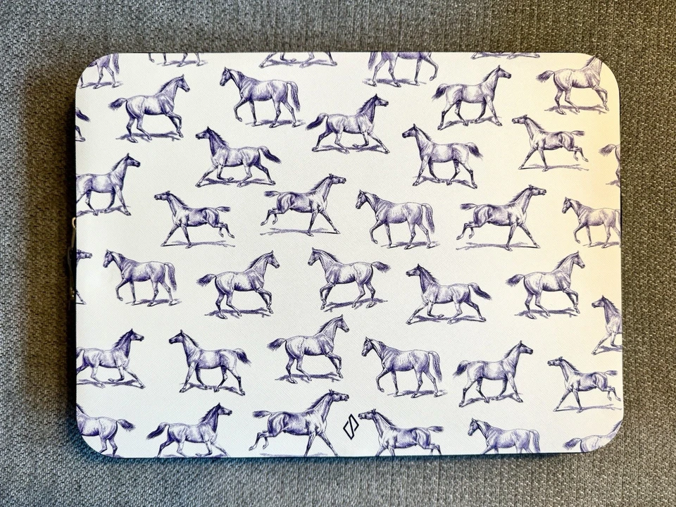 Funda para portátil Burga 13" Derby Race púrpura caballo cuero saffiano ecuestre Foto 3 de 4