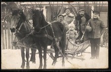 Foto-AK Soldaten mit Kind in einem Pferdeschlitten 