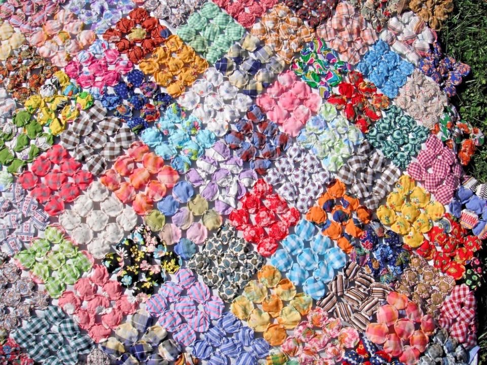 YO-YO QUILT Hand Made  @ 80" x 80"  MULTI COLOR  Nine Rosette Panels  144 Panels - Image 3 of 4