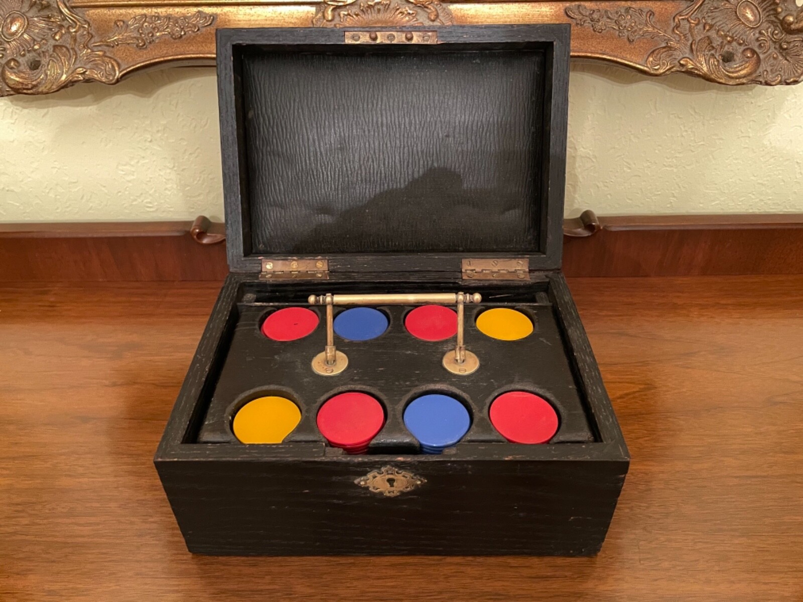 ANTIQUE VINTAGE BAKELITE POKER CHIP SET IN ORIGINAL OAK BOX W BRASS