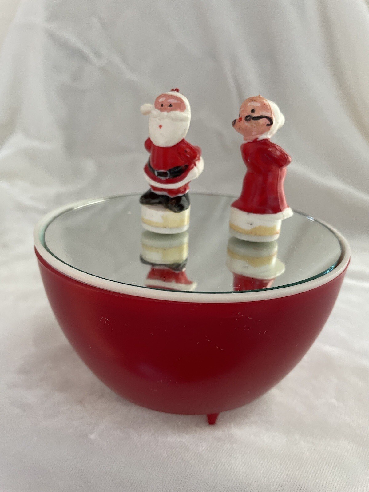 Vintage Christmas Santa & Mrs Claus Ice Skating Music Box Dancing Works