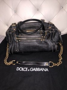 black leather crossbody bolsa with gold hardware