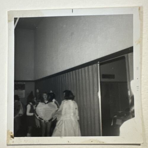 1970 Costume cuore San Valentino a rischio, nudo, foto vintage originale istantanea - Foto 1 di 4