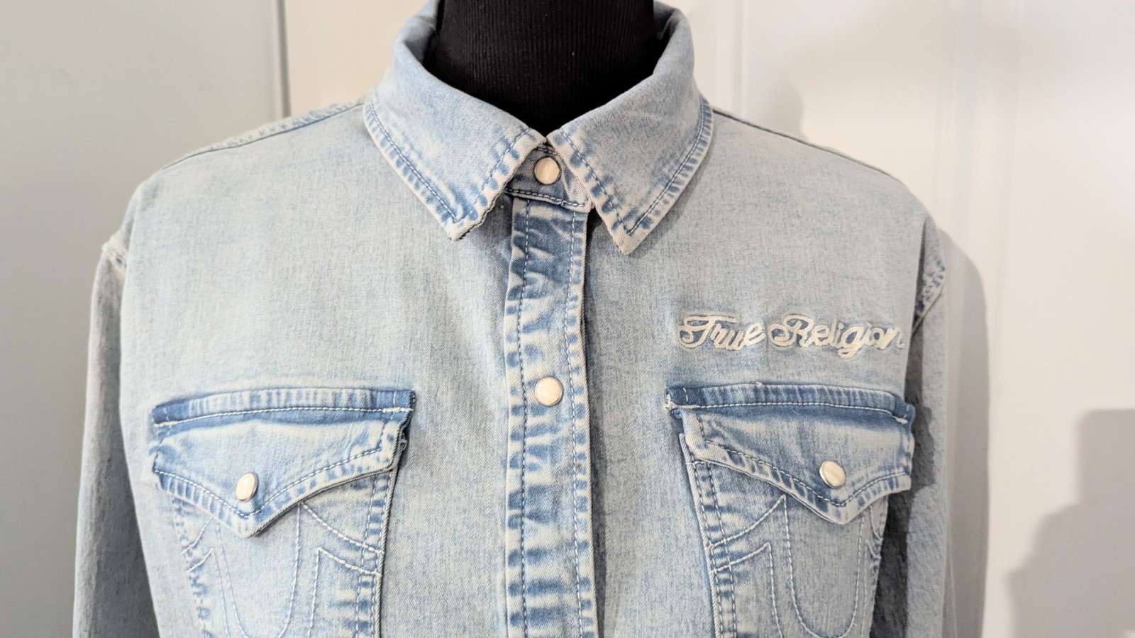 True Religion Georgia Light Denim Top Size XL NWT Long Sleeve Snap Pockets Women thumbnail 4