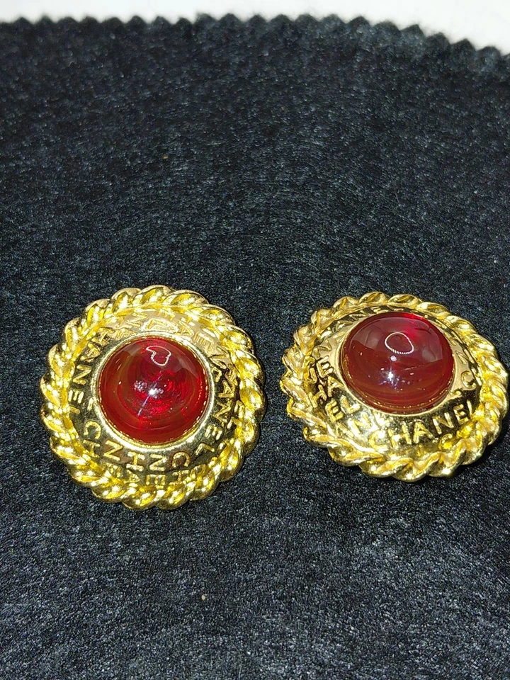 Brincos redondos de vidro GRIPOIX vermelho folheado a ouro da década de 1980 CHANEL Paris - Imagem 2 de 4