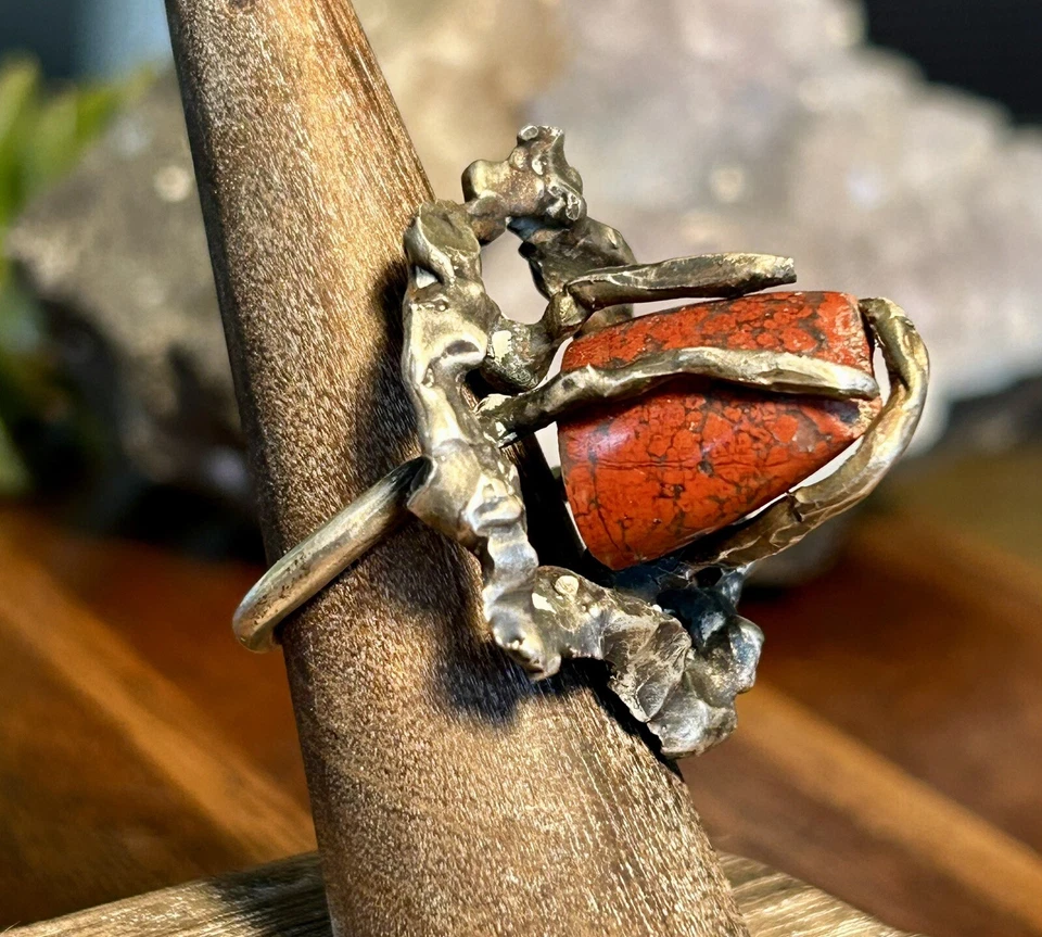 Anillo Brutalista Hecho a Mano Piedra Roja Piedras Preciosas Jaspe Hecho a Mano Moderno De Colección Foto 2 de 4