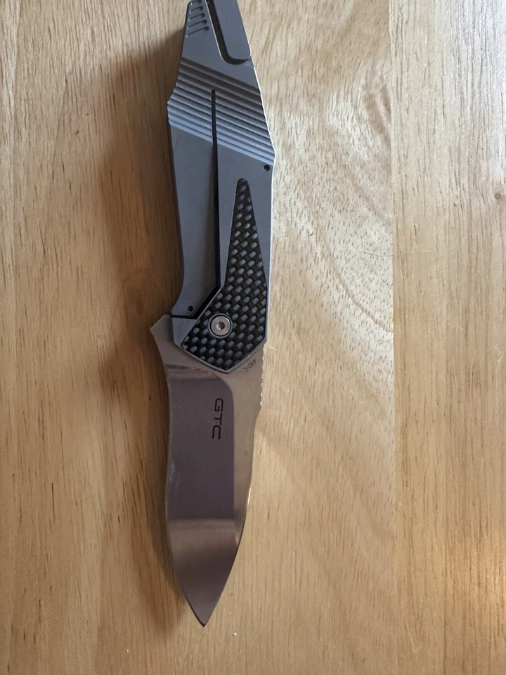 Cuchillo Plegable Boker Plus Federal Gris Titanio (3.25-440C) Foto 2 de 3