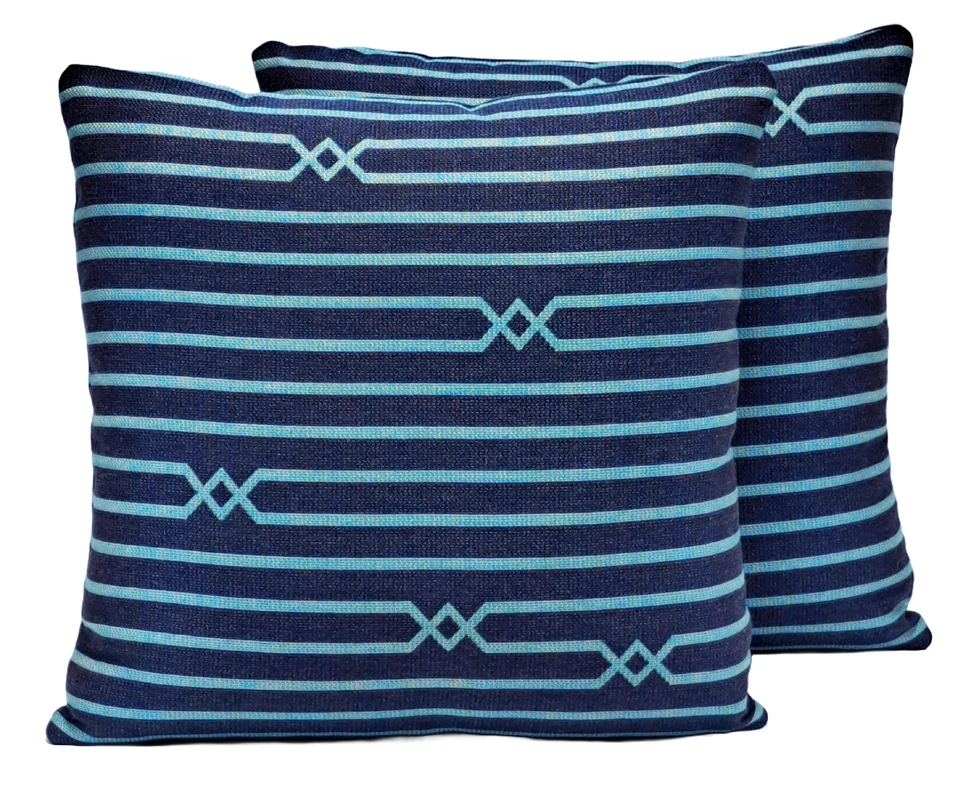 Funda de almohada para exteriores Sunbrella Kitri Reef 17x17 azul marino Foto 2 de 4