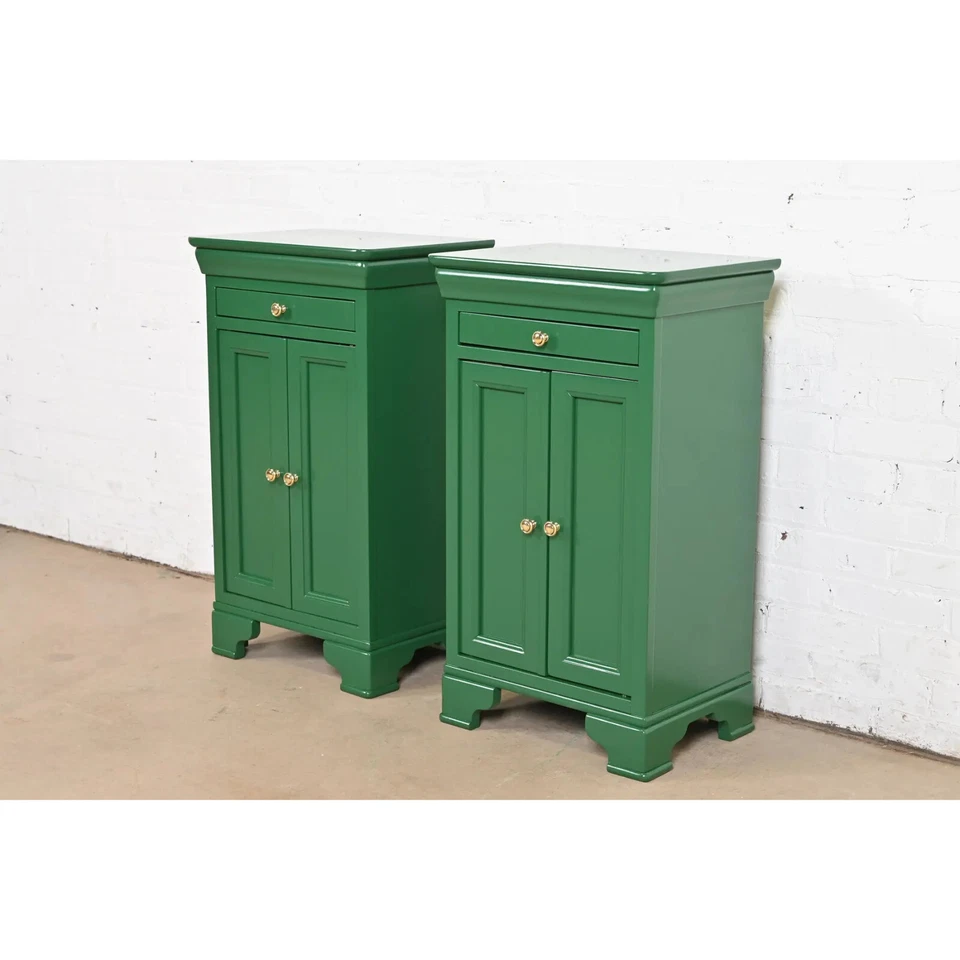 Mesitas de noche lacadas verdes Grange French Louis Philippe, recién acabadas Foto 3 de 4