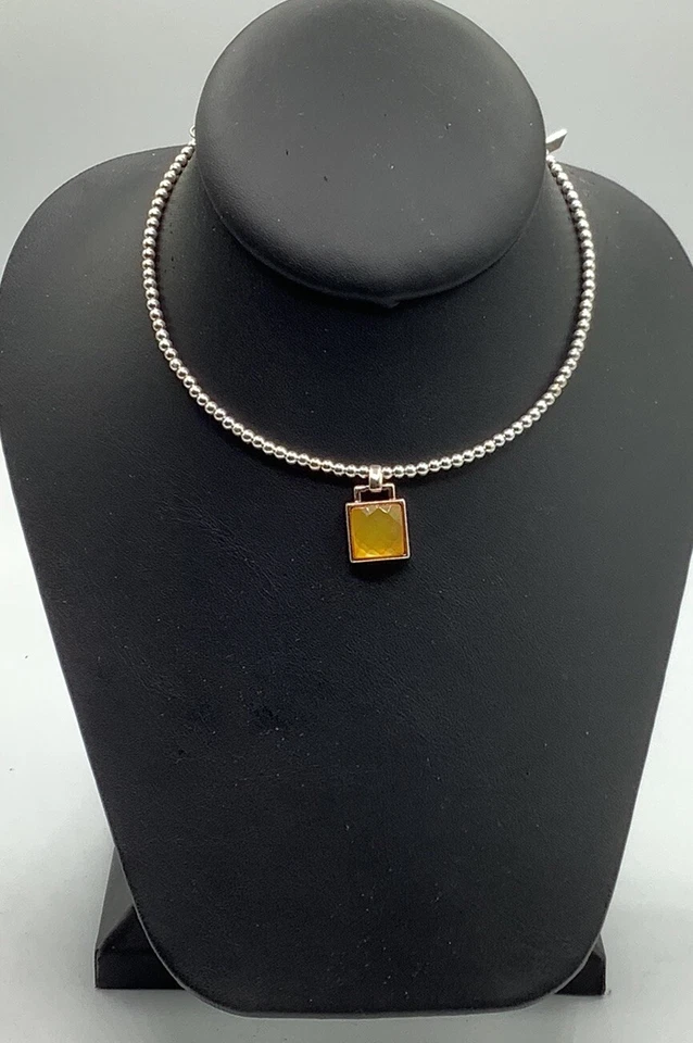 Gargantilla envolvente Anne Klein con colgante cuadrado de color ámbar Foto 2 de 4