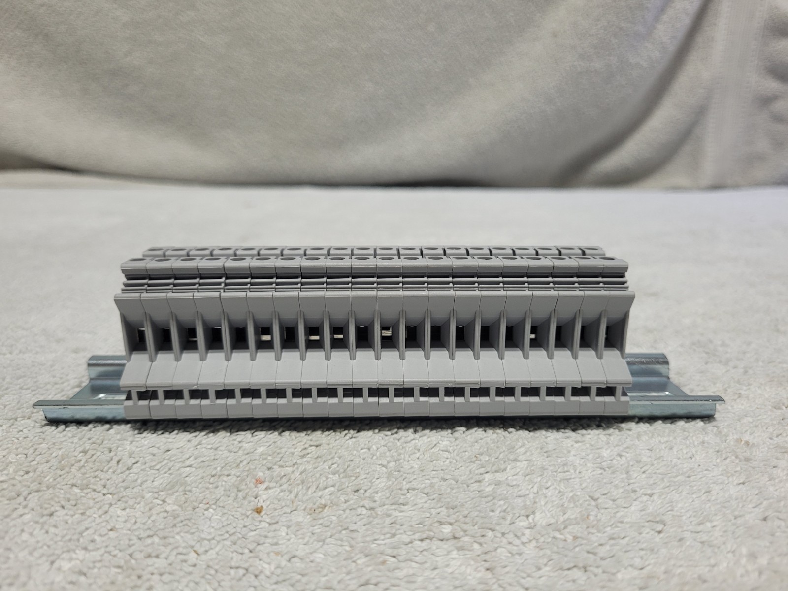 Lot Of 20 Tellegloww Terminal Blocks UK2.5B 12-24Awg With Din Rail