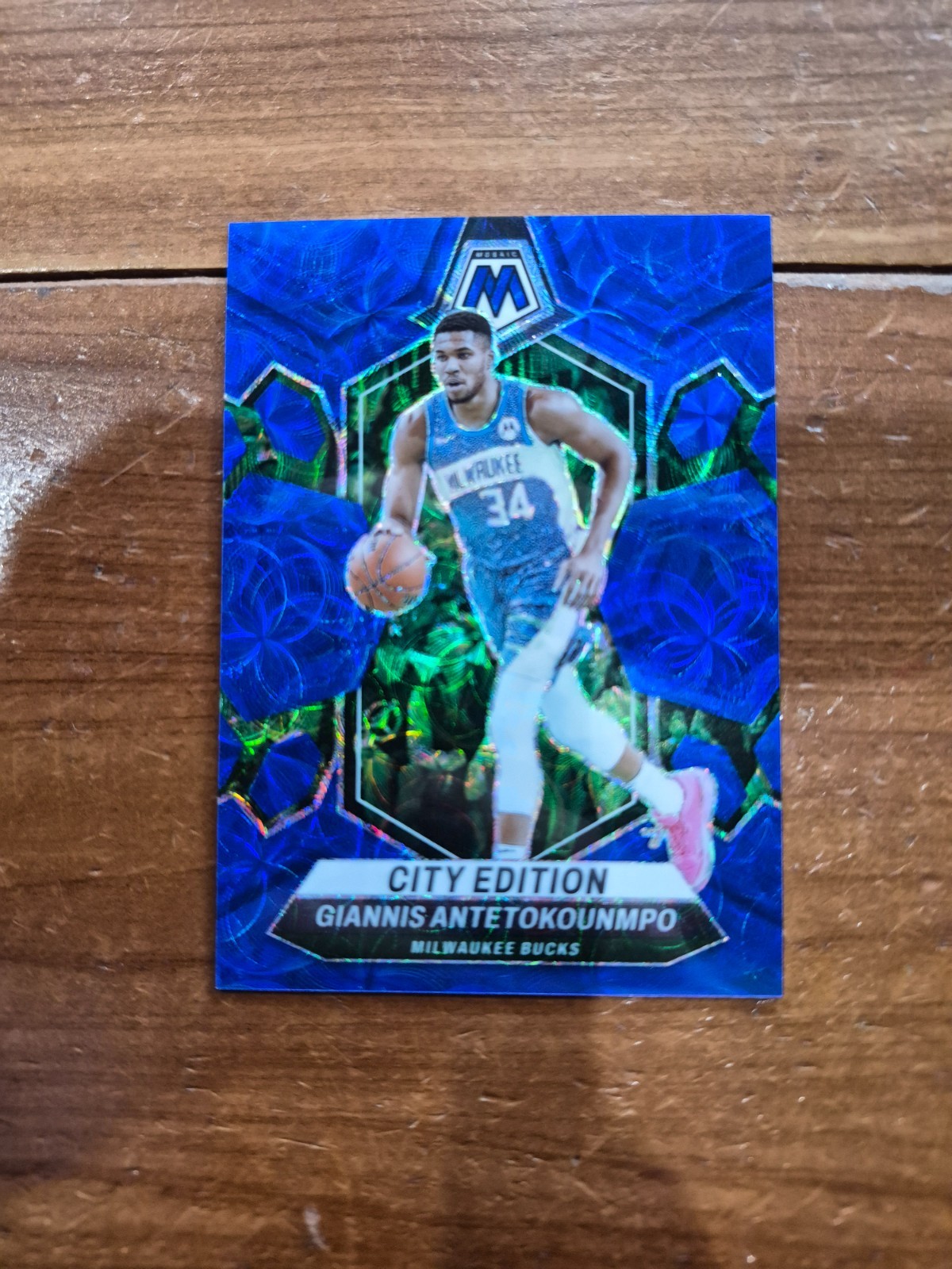2023-24 Panini Mosaic Giannis Antetokounmpo Blue Scope City Edition # /25 !! 🔥