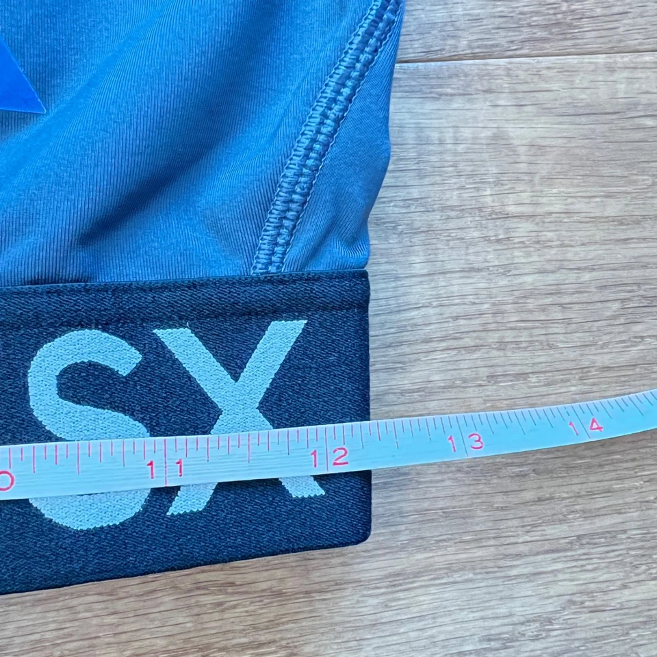 Sujetador deportivo Victoria's Secret VSX talla S? Espalda deportiva multicolor gris deletreada Foto 4 de 4