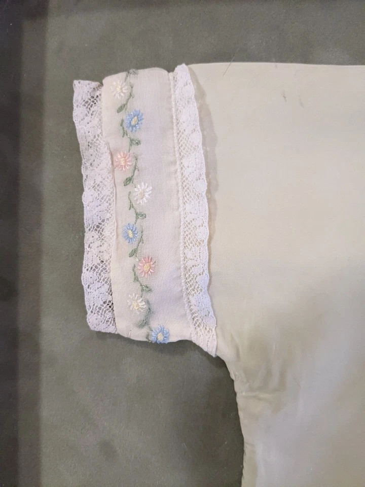 Beautiful Wooden Shadowbox, a pair of Crochet Baby Booties & Yellow Shirt Foto 3 de 4