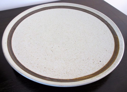 Plato de servir redondo pesado grande de gres marrón mediano - beige 14 1/2" de diámetro - Imagen 7 de 9