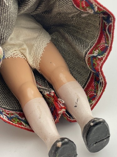 7.5" Doll, Dutch with blonde braids, winking blue eyes - Picture 8 of 8