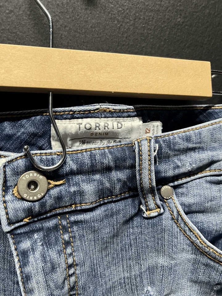 Pantalones cortos de mezclilla para mujer Torrid talla 12 azul blanco encaje elástico Foto 2 de 4