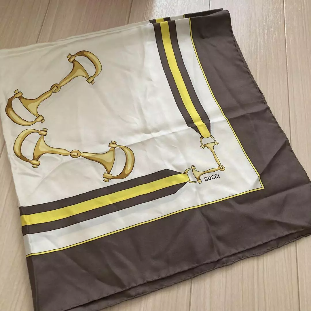 Gucci Foulard Mode Femme avec Détail Chaîne Marron/Blanc/Jaune