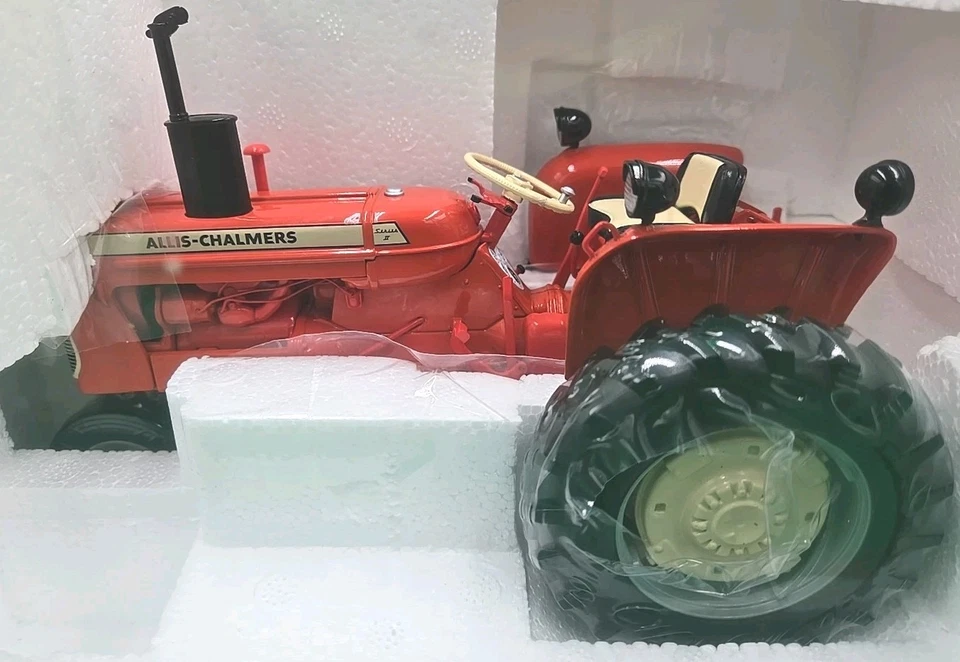 SpecCast Allis Chalmers D-15 Gas Tractor 1/16 Detailed Diecast Collectible NOS  - Image 2 of 4