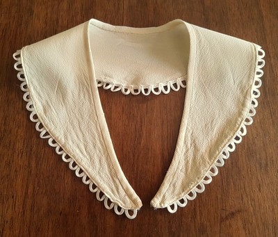 1950s Beige Crepe and White Braid Collar