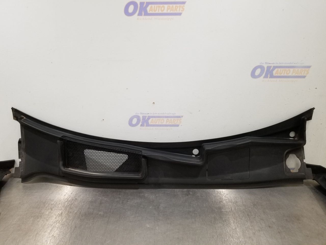 17 BENTLEY BENTAYGA COWL VENT PANEL