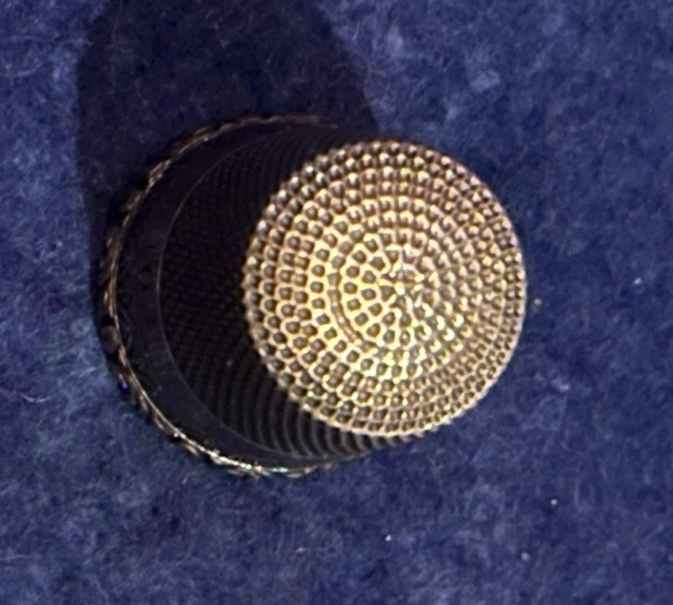 Antigua marca de escudo de dedal de oro de 10 quilates Foto 2 de 4