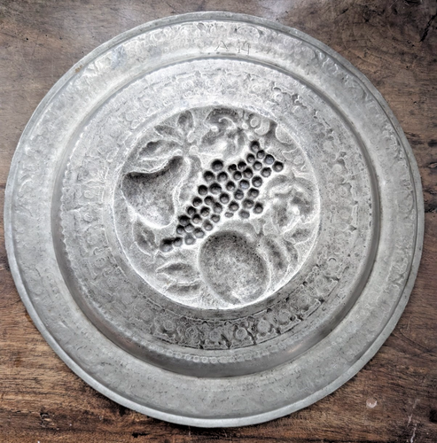 Antico Grande Piatto in Peltro Pewter Lavorato Sbalzato XIX secolo 40 cm - Imagen 9 de 13
