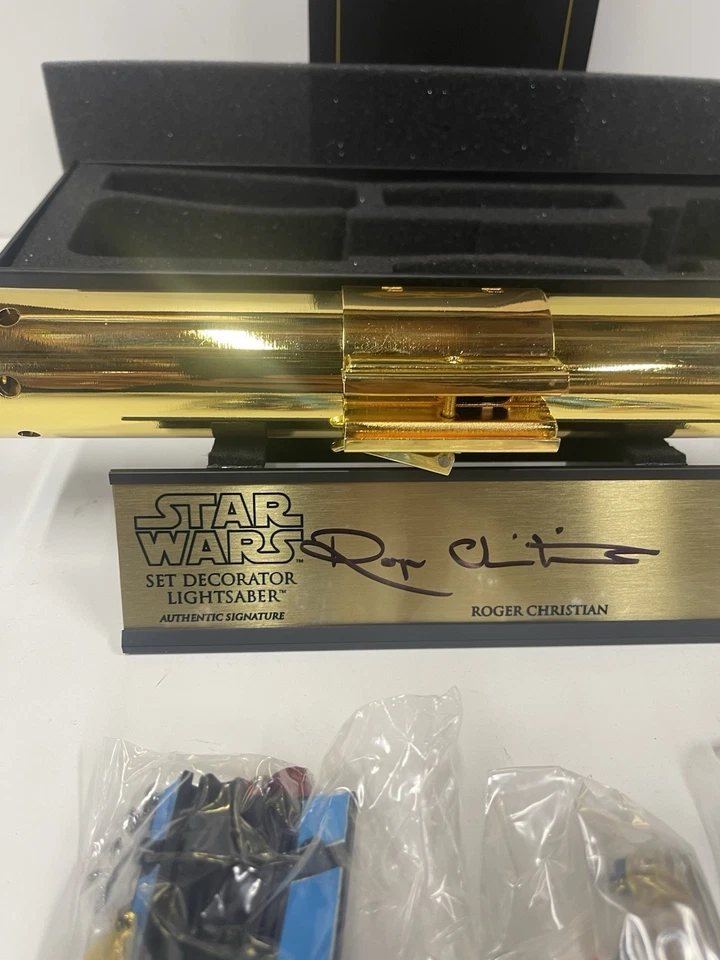ANH Luke Skywalker Sable de Luz Dorado Roger Christina Firmado Placa y Soporte Foto 2 de 4