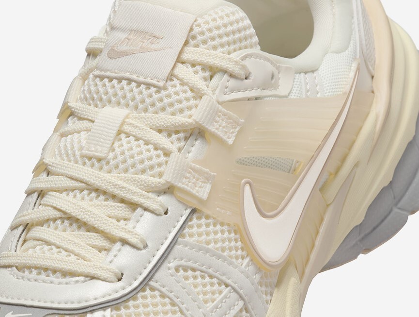 Nike Women's V2K RUN TRK3 HQ1512 110 sneakers