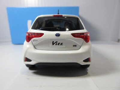 トヨタ YARIS ホワイト 新品未開封 1/30スケール s-l400.jpg