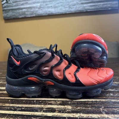 Nike Air Vapor Max Plus: Pre-owned in Great Condition / Men s 9 / Black-Crimson