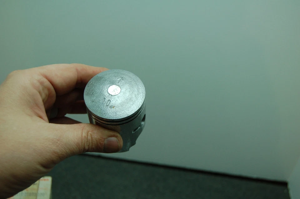 Pistón Suzuki 12110-25603-100 +1,00 OverSIZE TC100 TS100 1972-1973 NUEVO DE STOCK ORIGINAL Foto 3 de 4