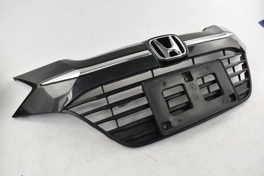 2016 Honda HR-V Grille with Chrome Trim - Used, Broken Tabs, Front Fitment Foto 4 de 4