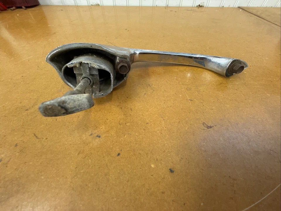 1963-1964 Chevrolet Impala Driver maçaneta externa dianteira cromada fabricante de equipamento original - Imagem 4 de 4