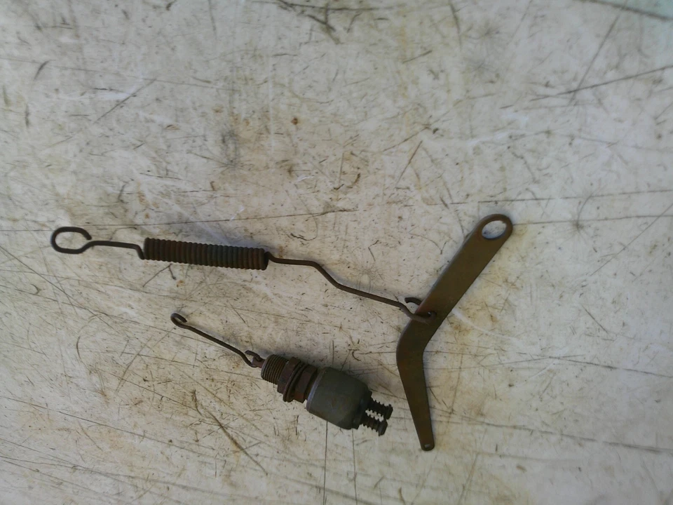 Interruptor de luz de freno trasero y acoplamiento Honda CA95 Benly 150 1963-1966 Foto 4 de 4