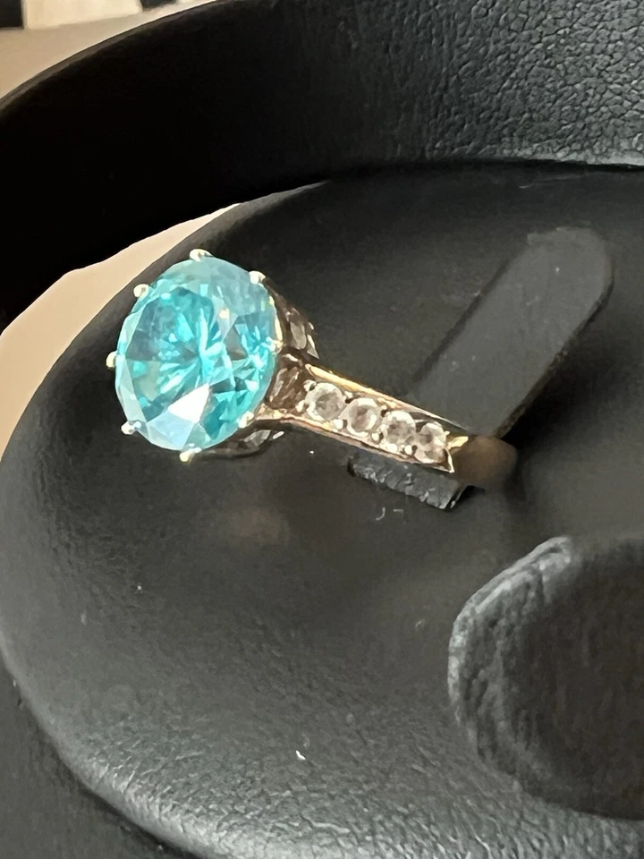 Juego solitario de piedras preciosas con piedras laterales de circonita cúbica en plata de ley - 5,75 Foto 4 de 4