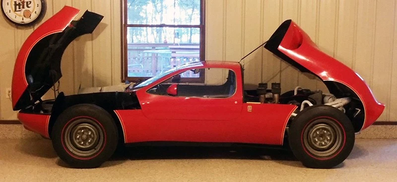 With engine and front lid open, the car’s mid-engine layout is apparent.