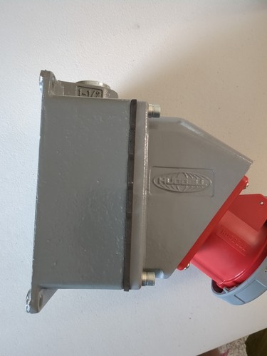 HUBBELL 460R7W 60 Amp PIN SLEEVE RECEPTACLE 480Vac, W/ BAC And Mount - Picture 7 of 10
