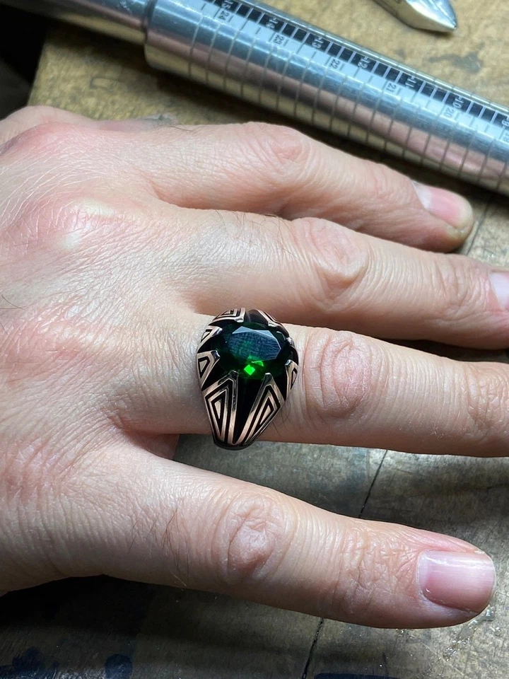 Anillo para hombre de plata de ley 925 con piedras preciosas de circón esmeralda ovalada verde Foto 4 de 4